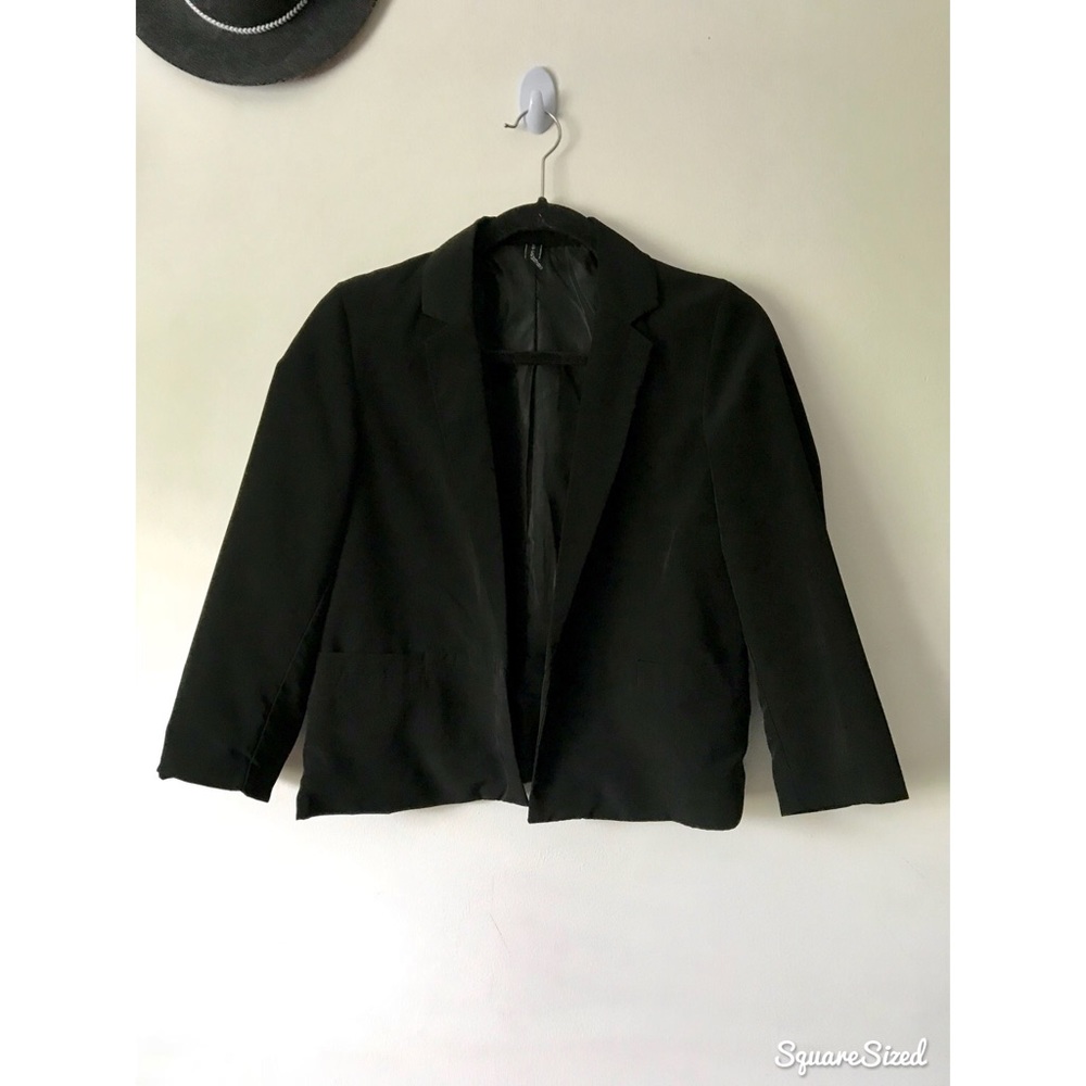 Semi cropped black blazer